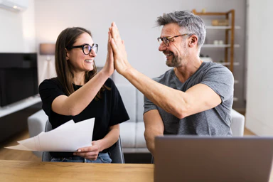 Ein Mann und eine Frau geben sich ein High Five.