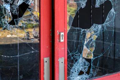 Eine zerschlagene Fensterscheibe.