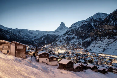 Eine Winterlandschaft mit Chalets am Fusse des Matterhorns.