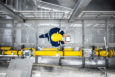 Ein Arbeiter geht durch eine Fabrik.
