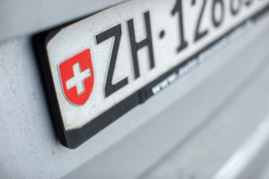 Nahaufnahme eines Zürcher Nummernschilds.