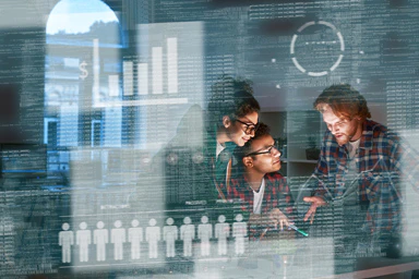 Drei Personen unterhalten sich, umgeben von Piktogrammen mit statistischen Daten.