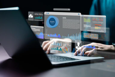 Eine Person am Computer und Grafiken als Piktogramme.