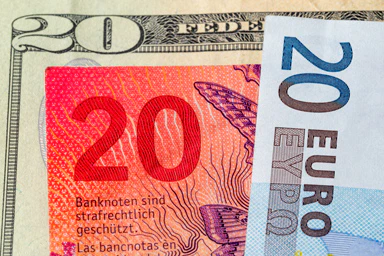 Geldscheine zu zwanzig Franken, Euro und Dollar.