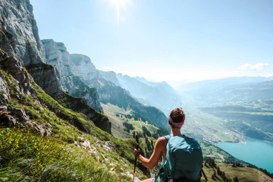 Eine Frau auf einer Wanderung in den Bergen.