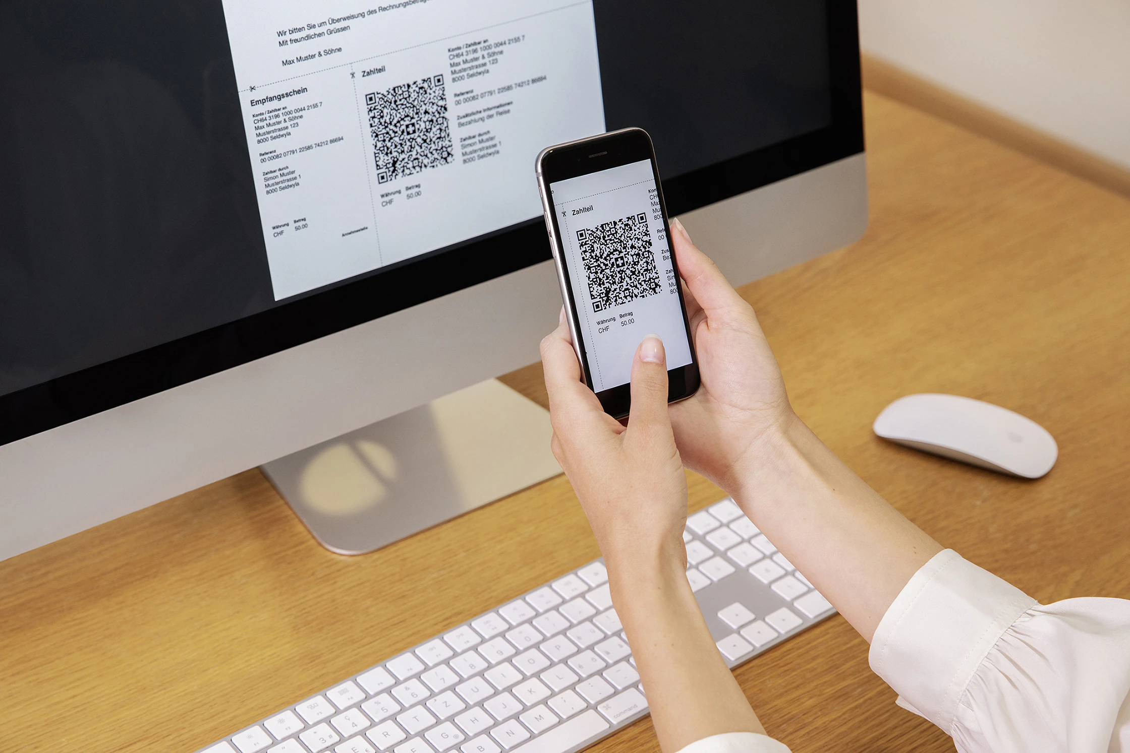 Person scannt QR-Code einer Rechnung