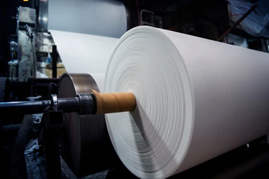 Eine Papierrolle in einer Fabrik.