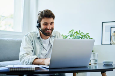 Ein Mann bei einer Videokonferenz im Homeoffice.