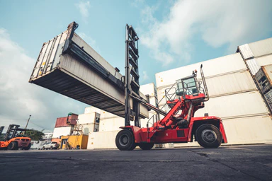 Verladung eines Containers.