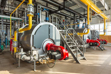 Drei Tanks in einer grossen Lagerhalle.