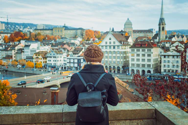 Eine Person im Lindenhof in der Zürcher Altstadt.