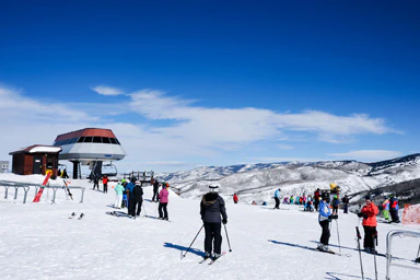 Eine schneebedeckte Skipiste.