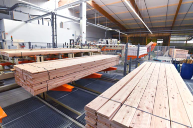 Eine Halle mit langen zugesägten Holzbrettern.