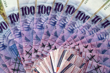 Aufgefächerte 100-Franken-Scheine.