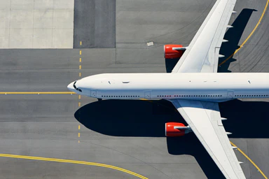 Ein Flugzeug auf der Startbahn.