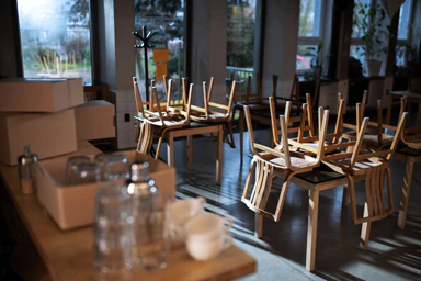 Stühle auf den Tischen einer Bar.