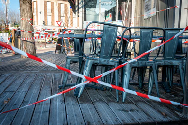 Die geschlossene Terrasse eines Restaurants.