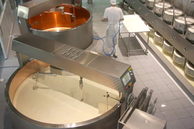 Une fromagerie industrielle.
