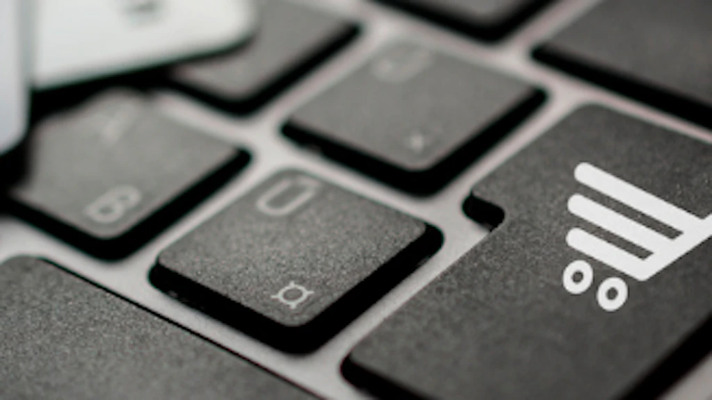 Gros plan sur une touche de clavier d'ordinateur sur laquelle figure un chariot de supermarché.