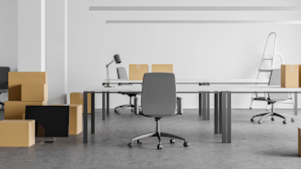 Un bureau rempli de cartons de déménagement.