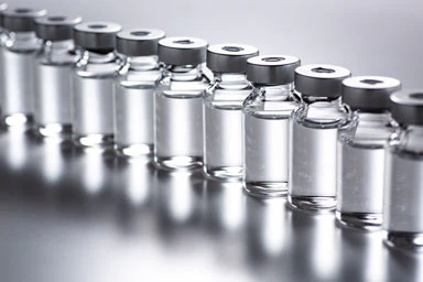 Dix fioles médicales comportant un liquide transparent.