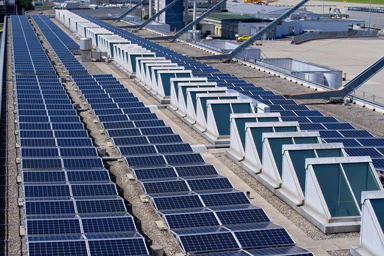 Des panneaux solaires sur le toit d’un immeuble.