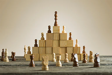 Une pyramide avec des pions d’échecs.