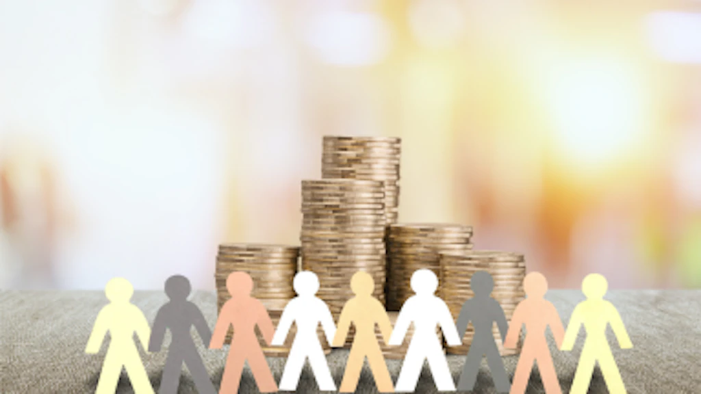 Des bonhommes en papier se tenant par la main et des pièces de monnaie en arrière-plan.