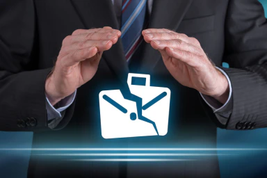 Une personne en costume protège avec ses mains un pictogramme d’un porte-documents cassé.