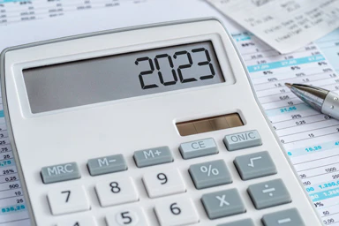 Une calculatrice indique le chiffre 2023.