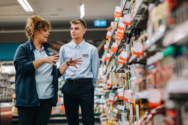 Deux employés dans un magasin d’alimentation.