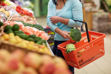 Une dame fait des courses dans un supermarché.