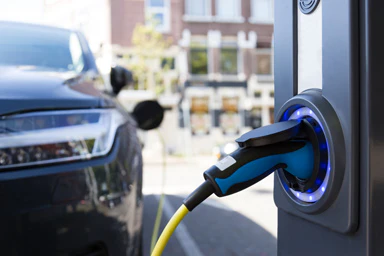 Une voiture recharge sa batterie électrique à une station.