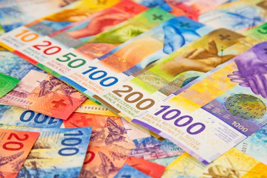 Des billets de francs suisses.