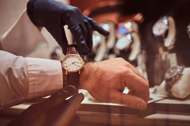 Un uomo prova un orologio da polso.