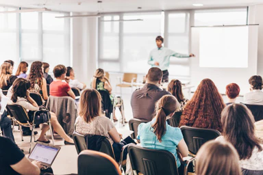 Una classe con degli studenti. 