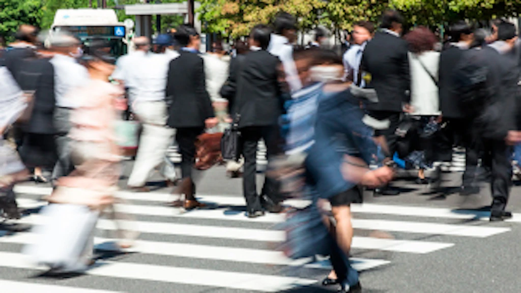 Un gruppo di persone attraversa a un passaggio pedonale.