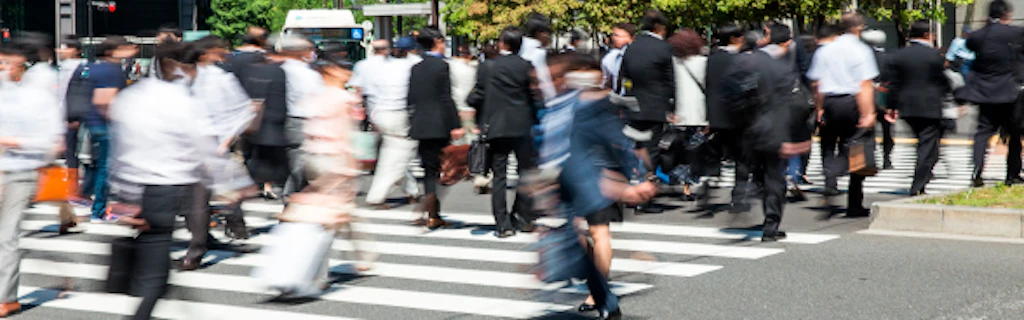 Un gruppo di persone attraversa a un passaggio pedonale.