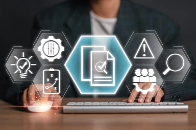 Una persona davanti a una tastiera del computer e vari pittogrammi.