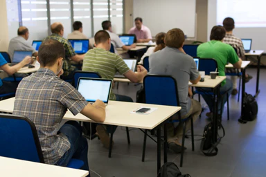 Adulti in una classe.
