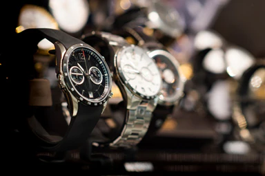 Una vetrina di orologi.