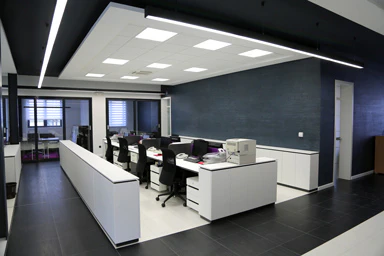 Degli uffici open space vuoti.