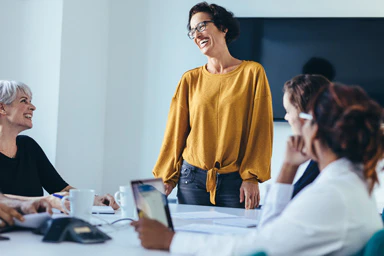 Una riunione tra donne al lavoro.