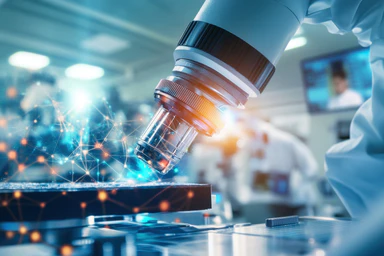 Un dettaglio di un microscopio in un laboratorio.