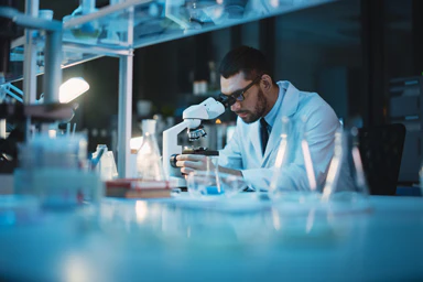Un ricercatore lavora al microscopio.