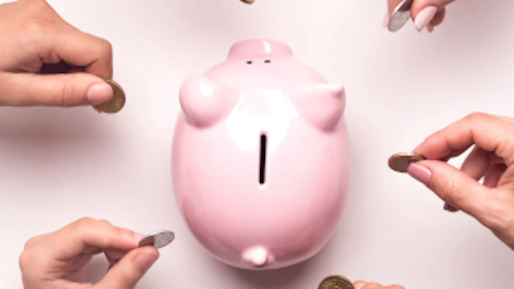 Sei mani mettono una moneta dentro un salvadanaio a forma di maialino.